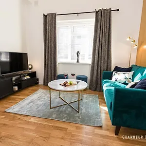  Apartment Idyllic 2 Bedroom Centre, Free Parking United Kingdom