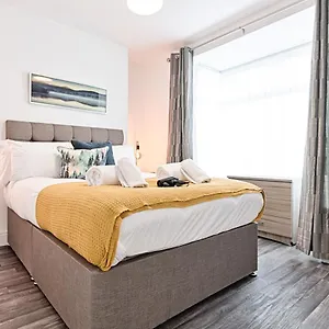  Apartment The Glenroy - Tv In Every Bedroom! United Kingdom